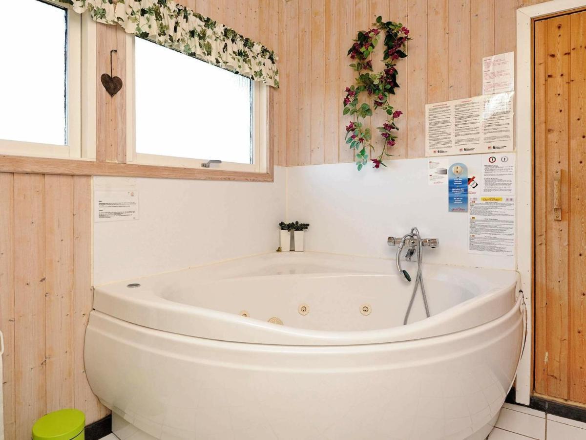 8 Person Holiday Home In Hejls Cameră foto